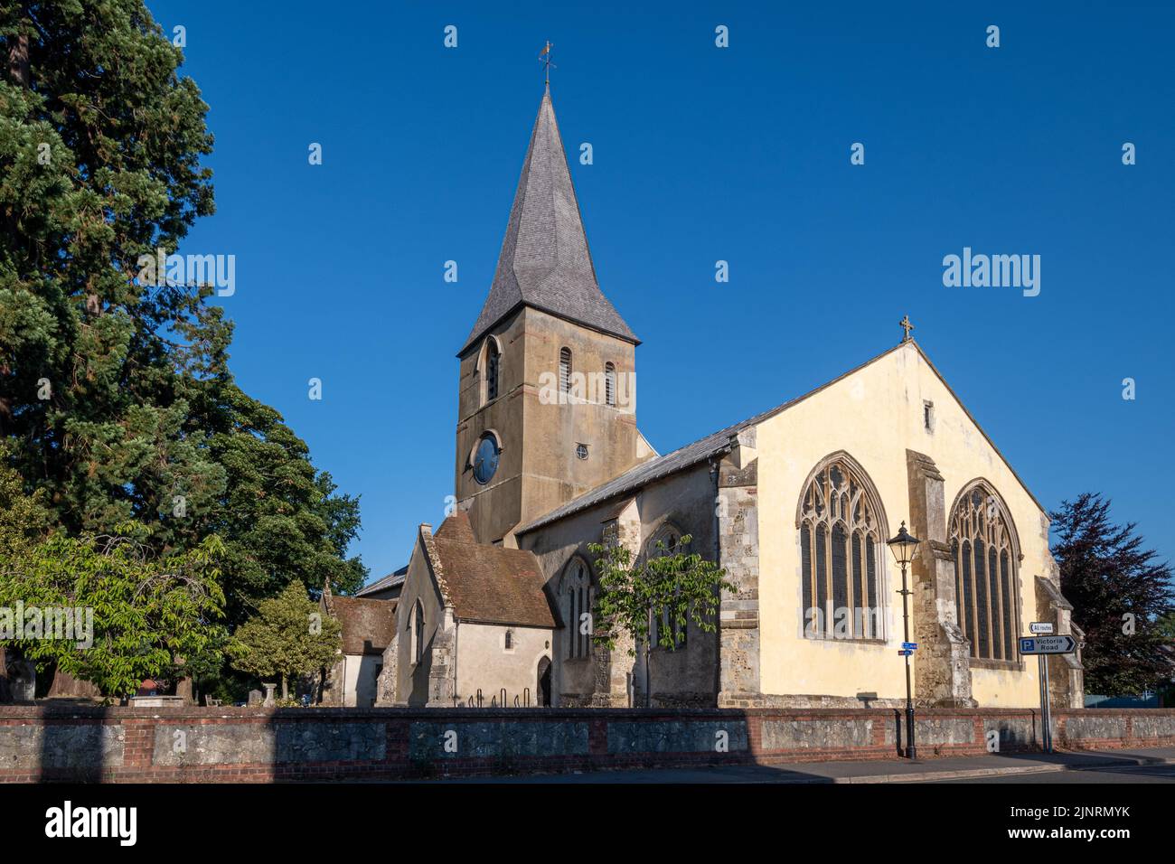 St. Lawrence Church en Alton, Hampshire, Inglaterra, Reino Unido, un edificio catalogado como Grado I, lugar de la acción final de la Batalla de Alton en la Guerra Civil Inglesa Foto de stock