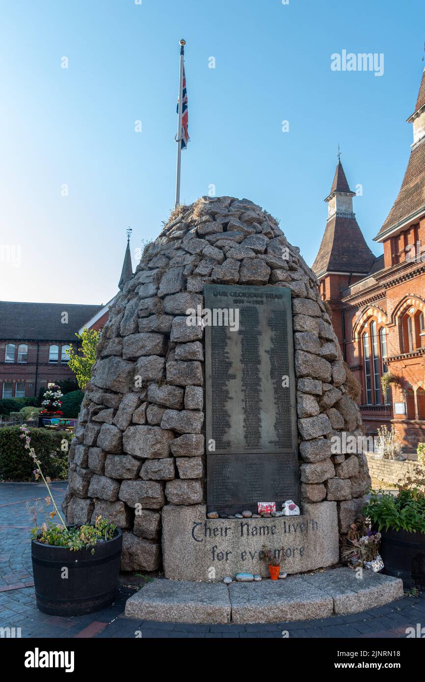 El monumento conmemorativo de la guerra de Alton en Hampshire, Inglaterra, Reino Unido, conmemora a los residentes de Alton que murieron o desaparecieron en la Primera Guerra Mundial y la Segunda Guerra Mundial Foto de stock