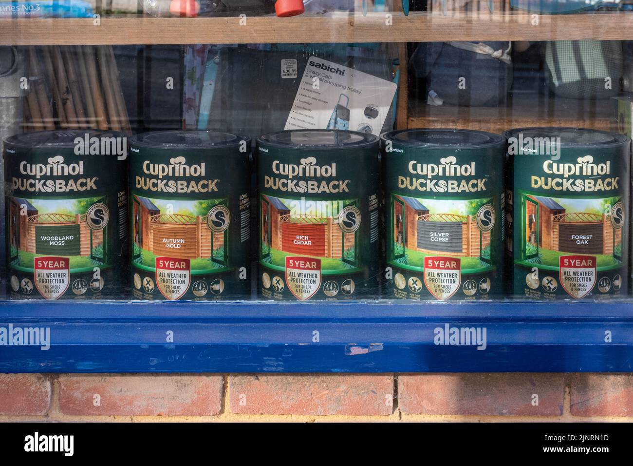 Cuprinol Ducksback, latas de madera mancha en un escaparate, Inglaterra, Reino Unido Foto de stock