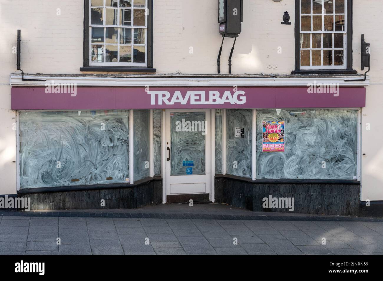 Cerrado agente de viajes de negocios Travelbag en la calle principal, Hampshire, Inglaterra, Reino Unido Foto de stock