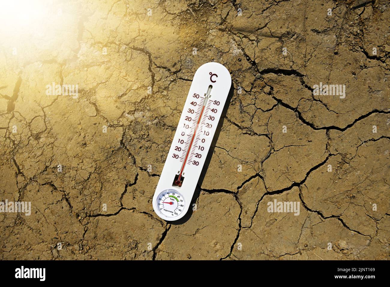 Termómetro a 40 grados Celsius sobre suelo reseco, onda de calor de Symbol Photo y sequía Foto de stock