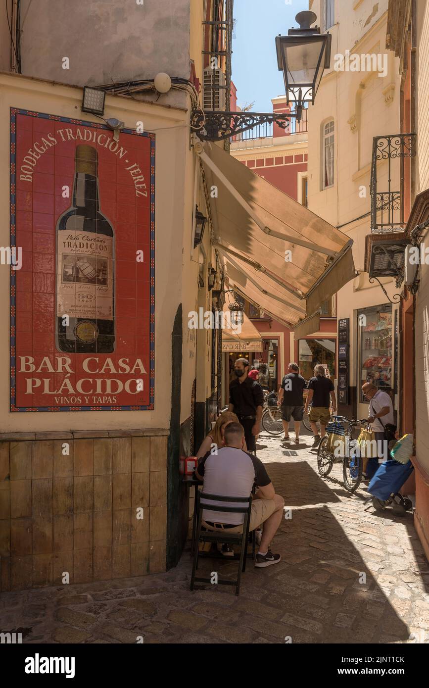 Pequeña calle estrecha en el casco antiguo de Sevilla, España Foto de stock
