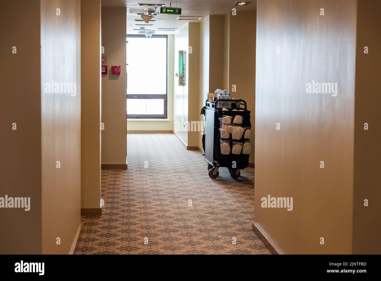 Equipos de limpieza profesional carro de herramientas dentro del pasillo  moderno Fotografía de stock - Alamy