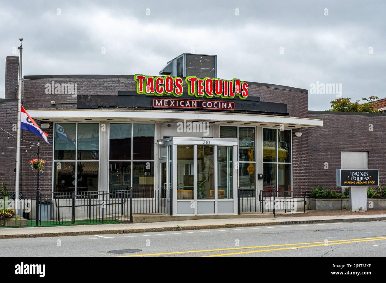 Edificios en el centro de Fitchburg, Massachusetts - Tacos-Tequila Cocina Mexicana Foto de stock