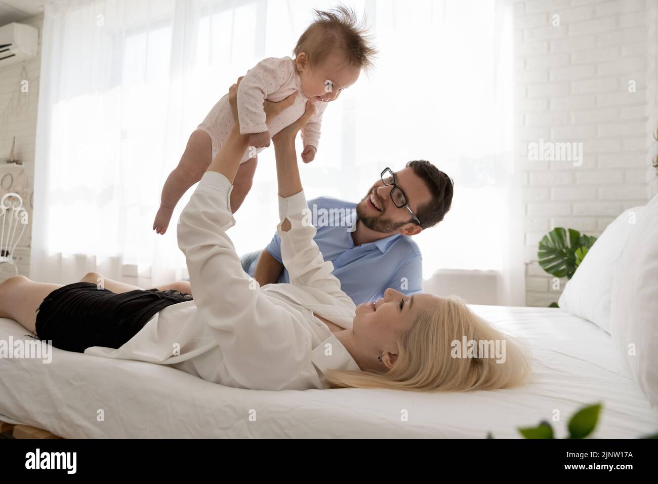 La familia joven pasa el tiempo con el recién nacido lindo Foto de stock