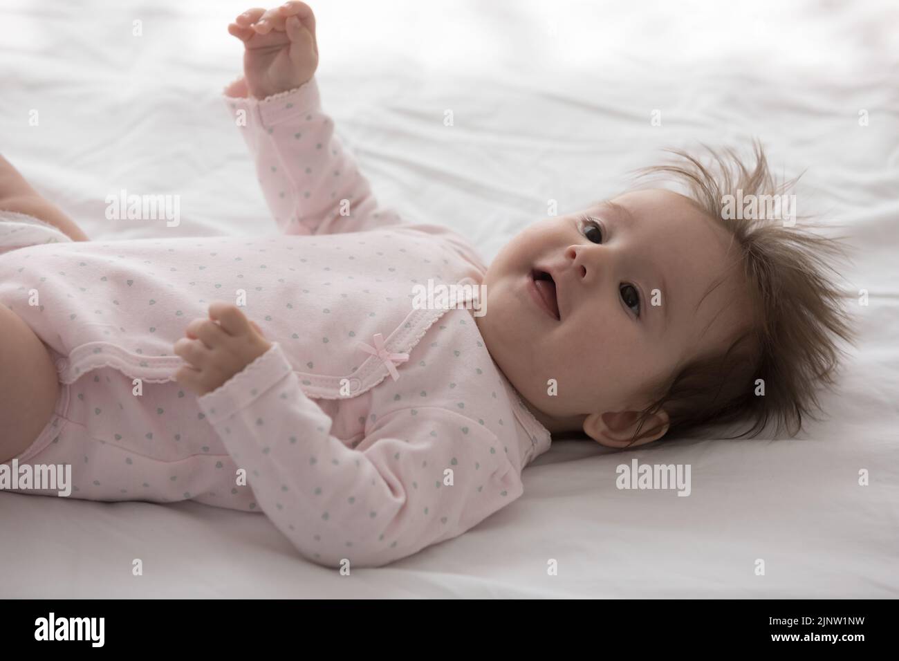 Primer plano del lindo recién nacido tumbado en la cama Foto de stock
