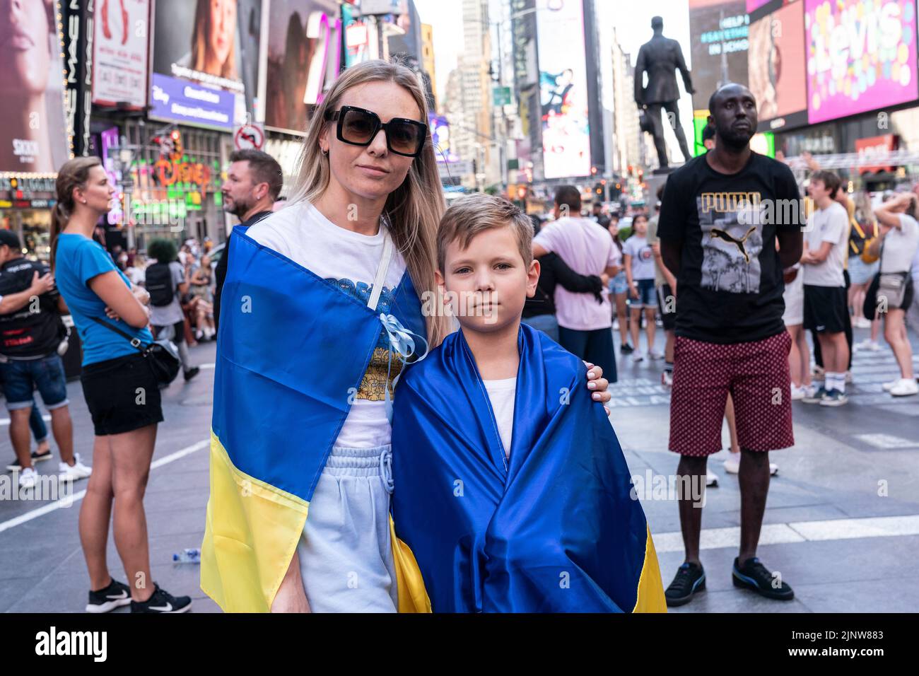 Nueva YORK, NY - 13 de agosto de 2022: Manifestantes se movilizan contra la agresión rusa contra Ucrania en Times Square Foto de stock