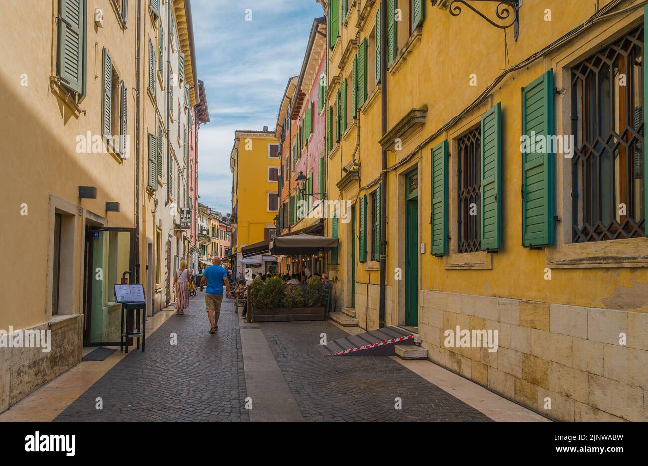 Calle peatonal de la ciudad de Peschiera del Garda - Lago de Garda, provincia de Verona - región de Veneto en el norte de Italia. Encantadora ciudadela fortificada Foto de stock