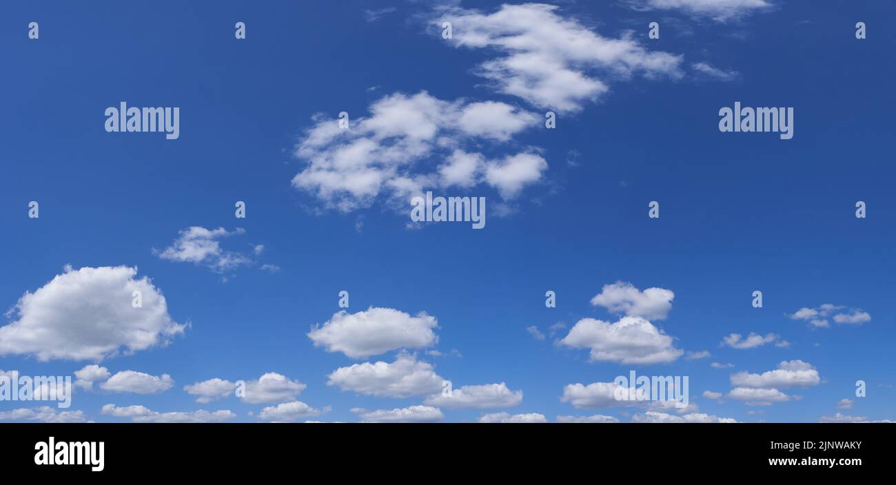 Panorámica del cielo con nubes flotantes. Foto de stock