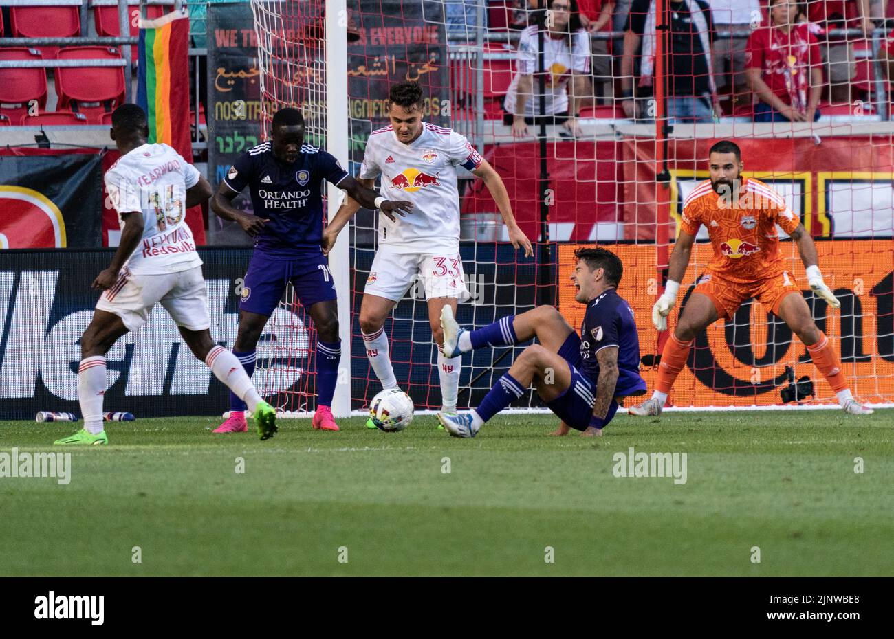Harrison, NJ - 13 de agosto de 2022: Alexandre Pato (7) de Orlando FC lesionado durante la temporada regular de la MLS contra Red Bulls en Red Bull Arena Foto de stock