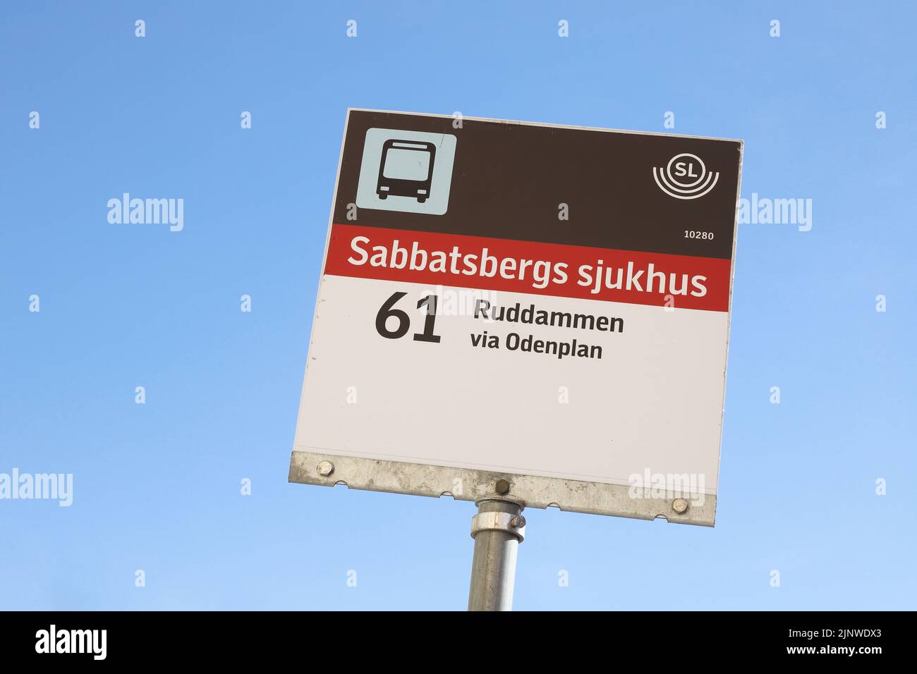 Estocolmo, Suecia - 11 de agosto de 2022: Vista de cerca de la señal de parada de autobús de transporte público SL en el hospital Sabbatsberg. Foto de stock