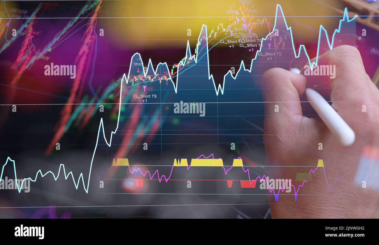 primer plano de análisis de valores man para operaciones de inversión en pantalla y gráfico de análisis. broker trader business concepto Foto de stock