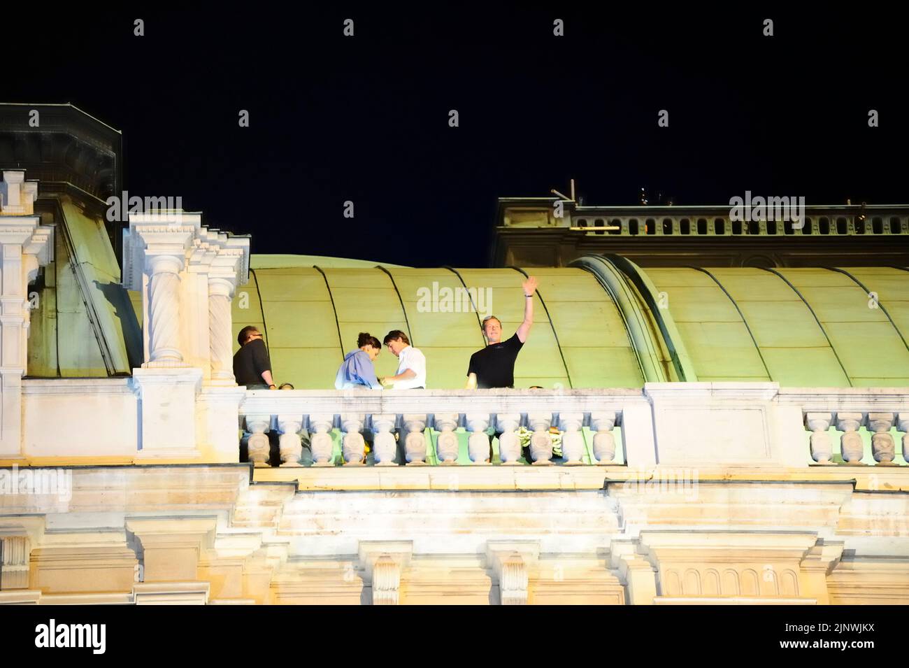 Viena, Austria. 28 de agosto de 2014. Rodaje para Mission: Impossible 5 en la Ópera Estatal de Viena con (de izquierda a derecha) Christopher McQuarrie , Rebecca Ferguson, Tom Cruise y Simon Pigg Foto de stock