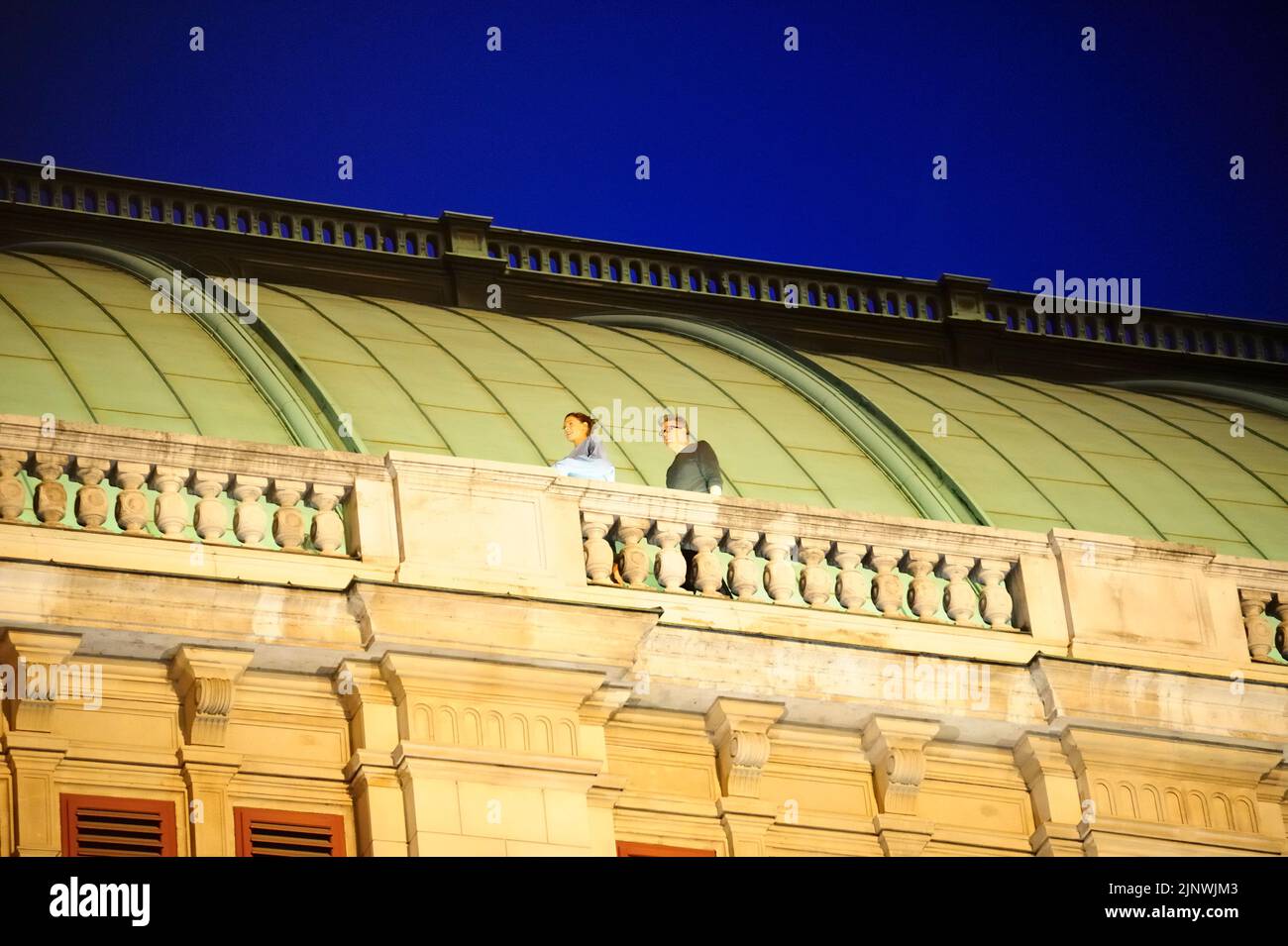 Viena, Austria. 28 de agosto de 2014. Rodaje para Mission: Impossible 5 en la Ópera Estatal de Viena con Rebecca Ferguson (A) y Christopher McQuarrie (R) Foto de stock