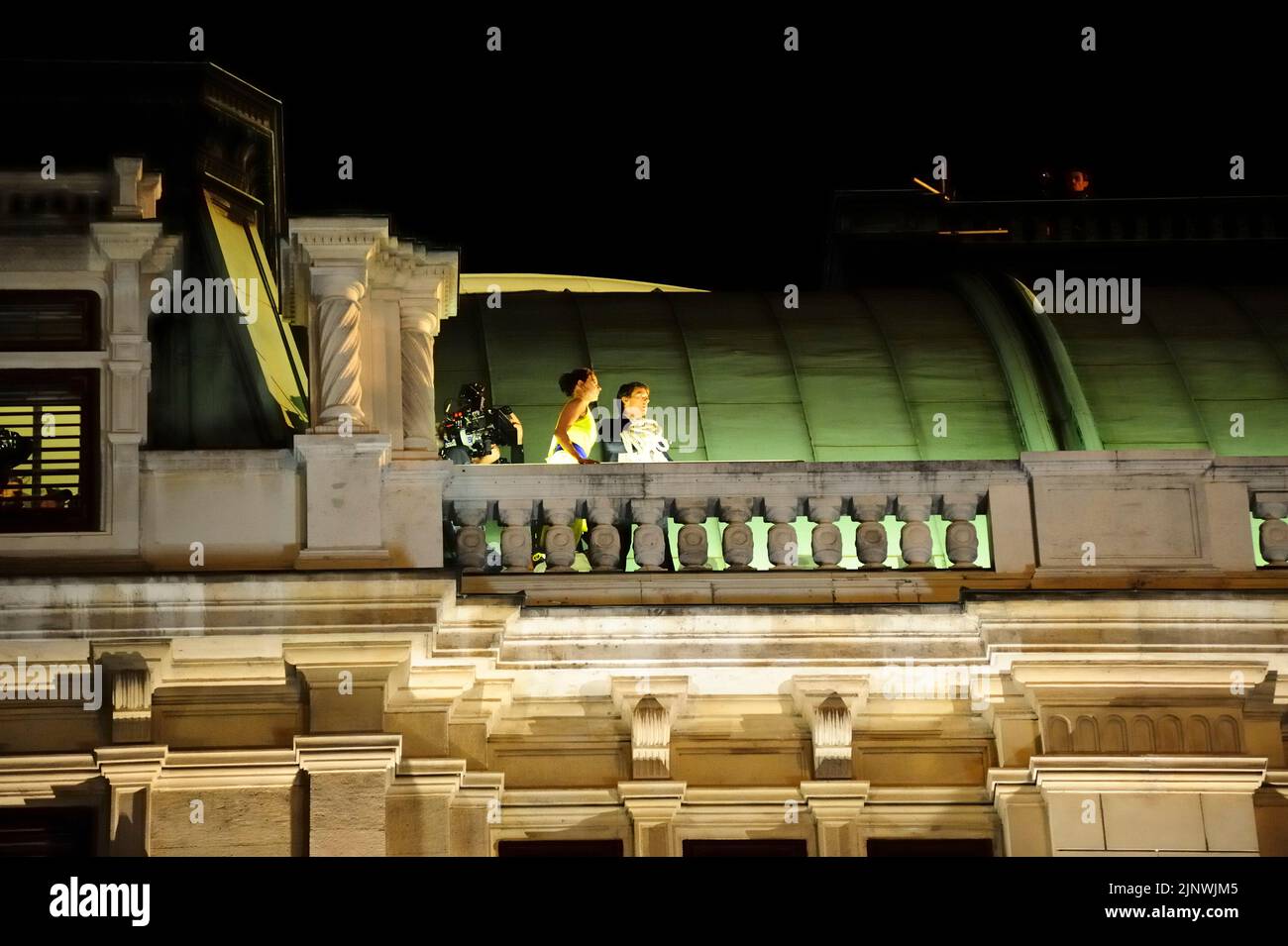 Viena, Austria. 28 de agosto de 2014. Rodaje para Mission: Impossible 5 en la Ópera Estatal de Viena con Rebecca Ferguson (A) y Tom Cruise (R) Foto de stock