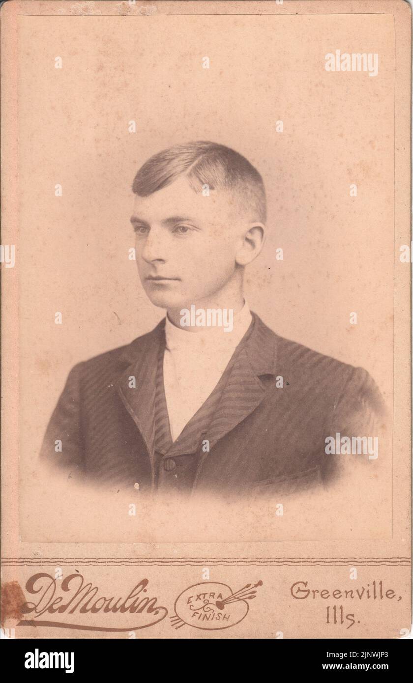 Cabinet Photo Half-profile retrato de un joven limpio, Greenville, Illinois foto por Demulin, Greenville, Ills. Foto de stock