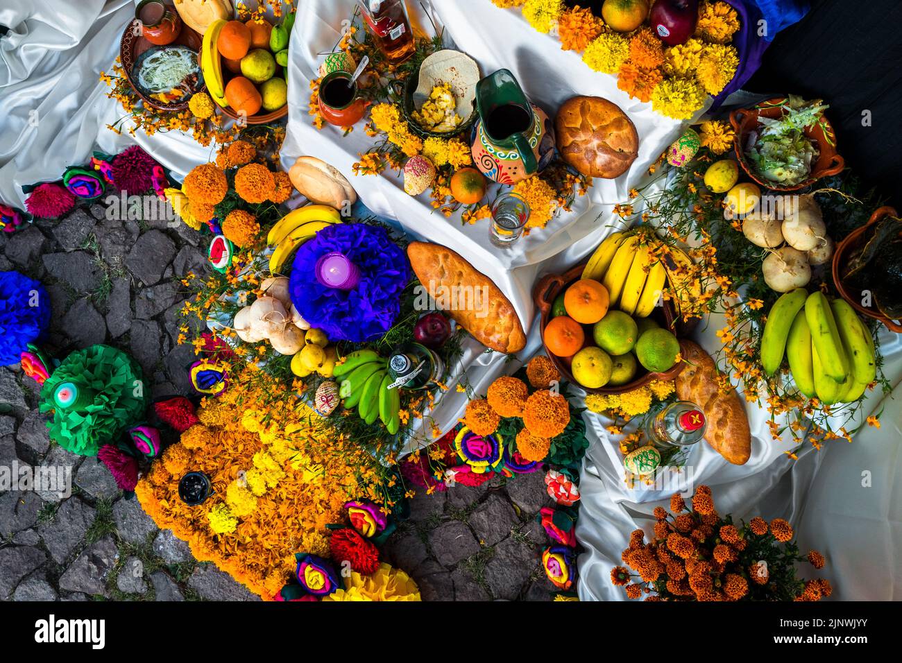 Las ofrendas de comida se colocan en el altar de los muertos, un sitio