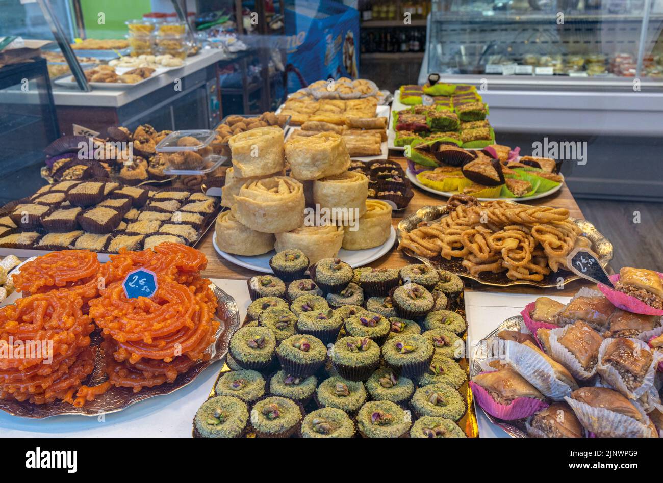 Manjares de Oriente Medio en la ventana de Traitur Garip, Rue Portail Matheron, Avignon, Vaucluse, Francia. Foto de stock