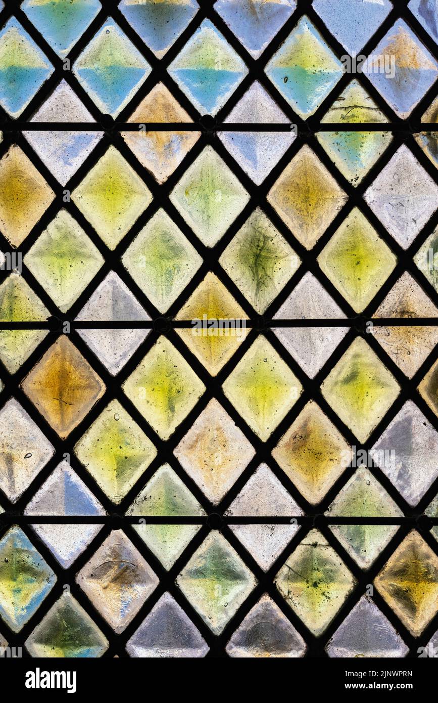Vidriera. Palais des Papes - Palacio de los Papas, Aviñón, Vaucluse, Francia. El Centro Histórico de Avignon es Patrimonio de la Humanidad de la UNESCO Foto de stock