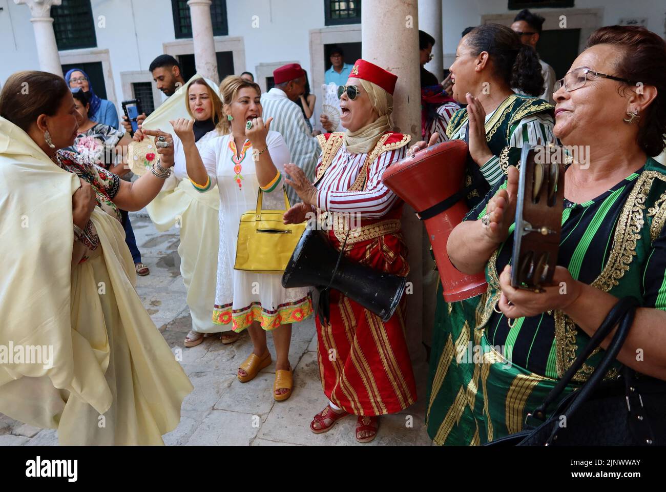 Las mujeres que visten ropa tradicional cantan y hacen un gesto antes de una marcha para celebrar el Día Nacional de la Mujer en Túnez, Túnez 13 de agosto de 2022. REUTERS/Jihed Abillaoui Foto de stock
