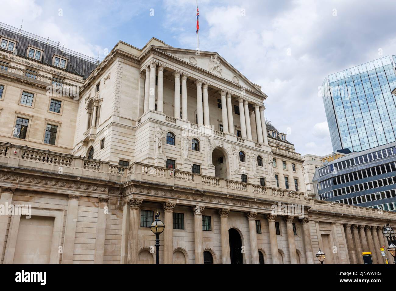 Vista de la entrada y fachada del Banco de Inglaterra en Threadneedle Street y la Bolsa de Valores Tower, City of London en el distrito financiero EC3 Foto de stock