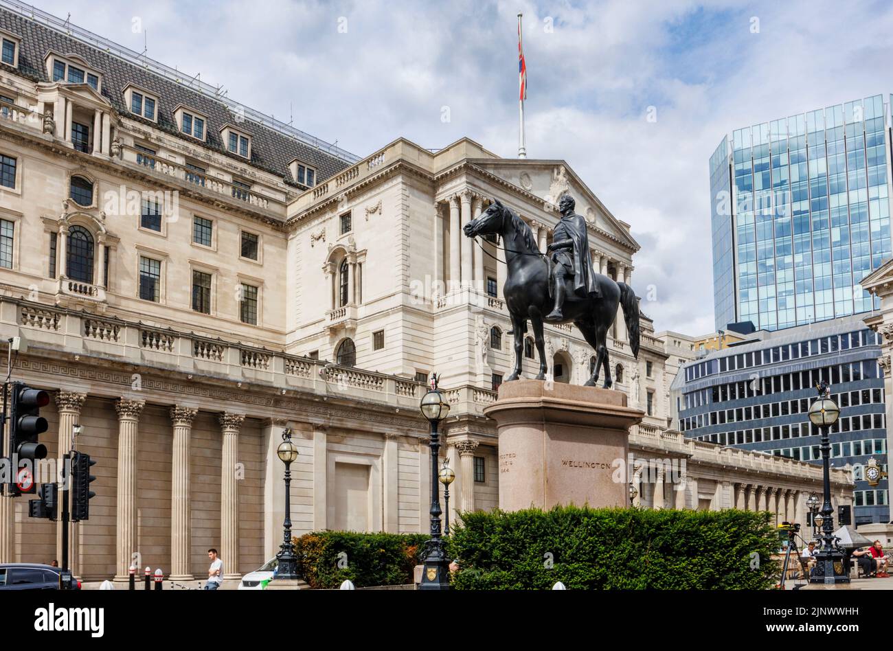 Estatua del duque de Wellington montada a caballo fuera de la Bolsa Real y vista de la fachada del Banco de Inglaterra en la Ciudad de Londres EC3 Foto de stock