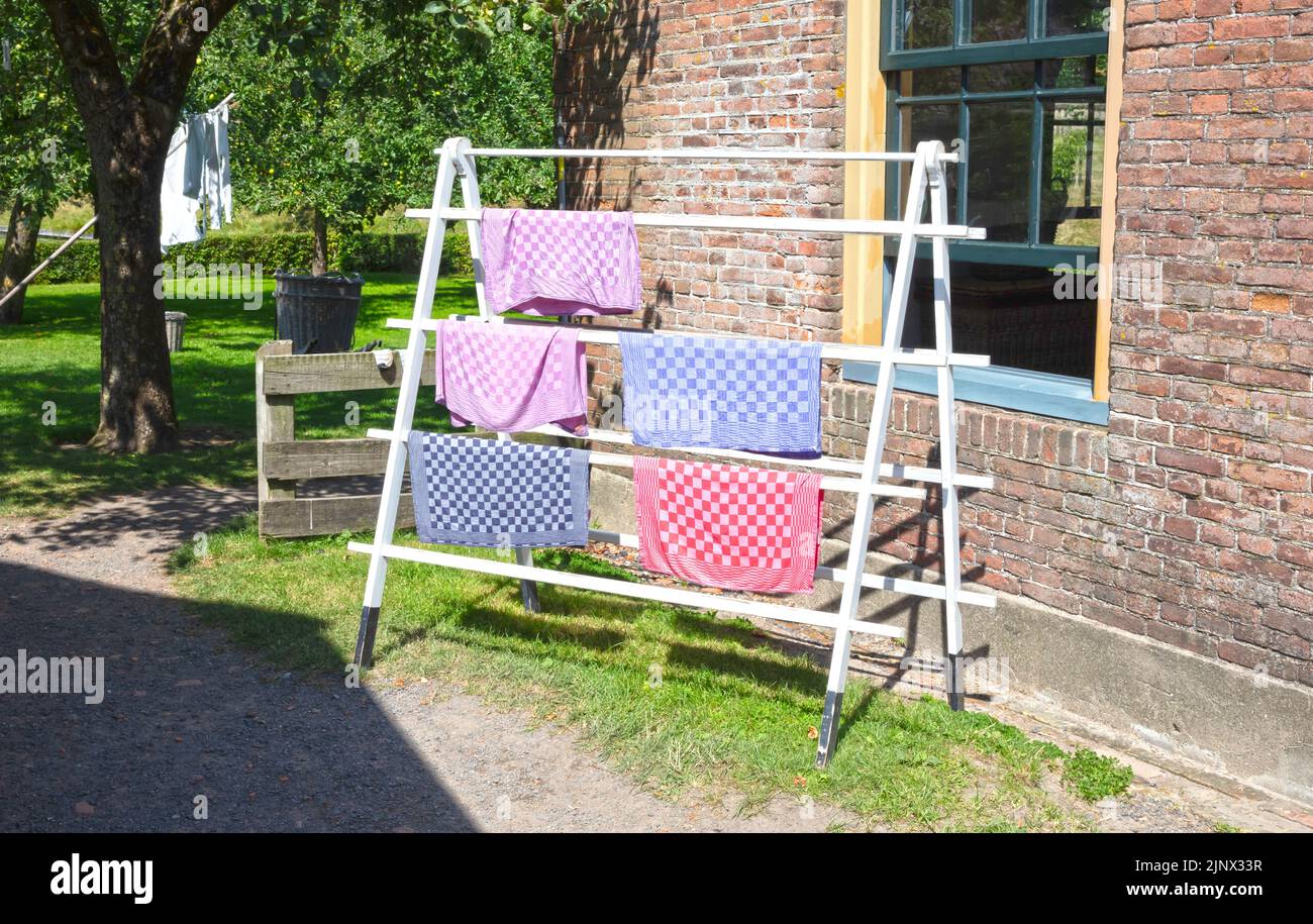 Antiguo estante holandés de laudry con lavandería fresca Foto de stock