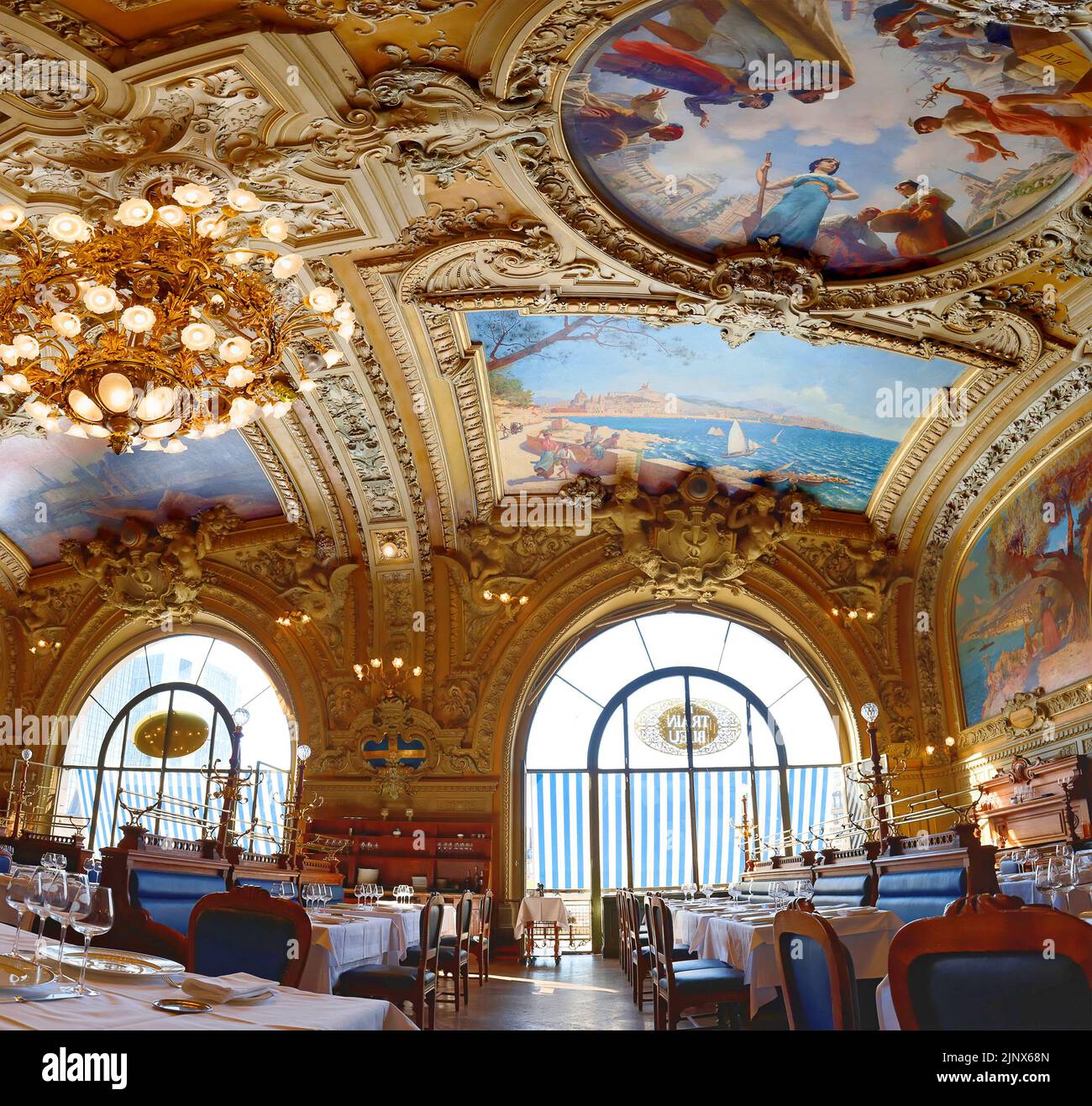 Le Train Bleu es un famoso restaurante situado en la sala de la estación de tren Gare de Lyon en París . Foto de stock