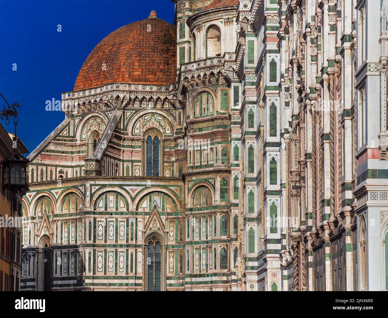Arquitectura gótica y renacentista en Florencia. Vista parcial de Santa Maria del Fiore (Santa María de la Flor) cúpula y capilla (siglo 14-15th) Foto de stock