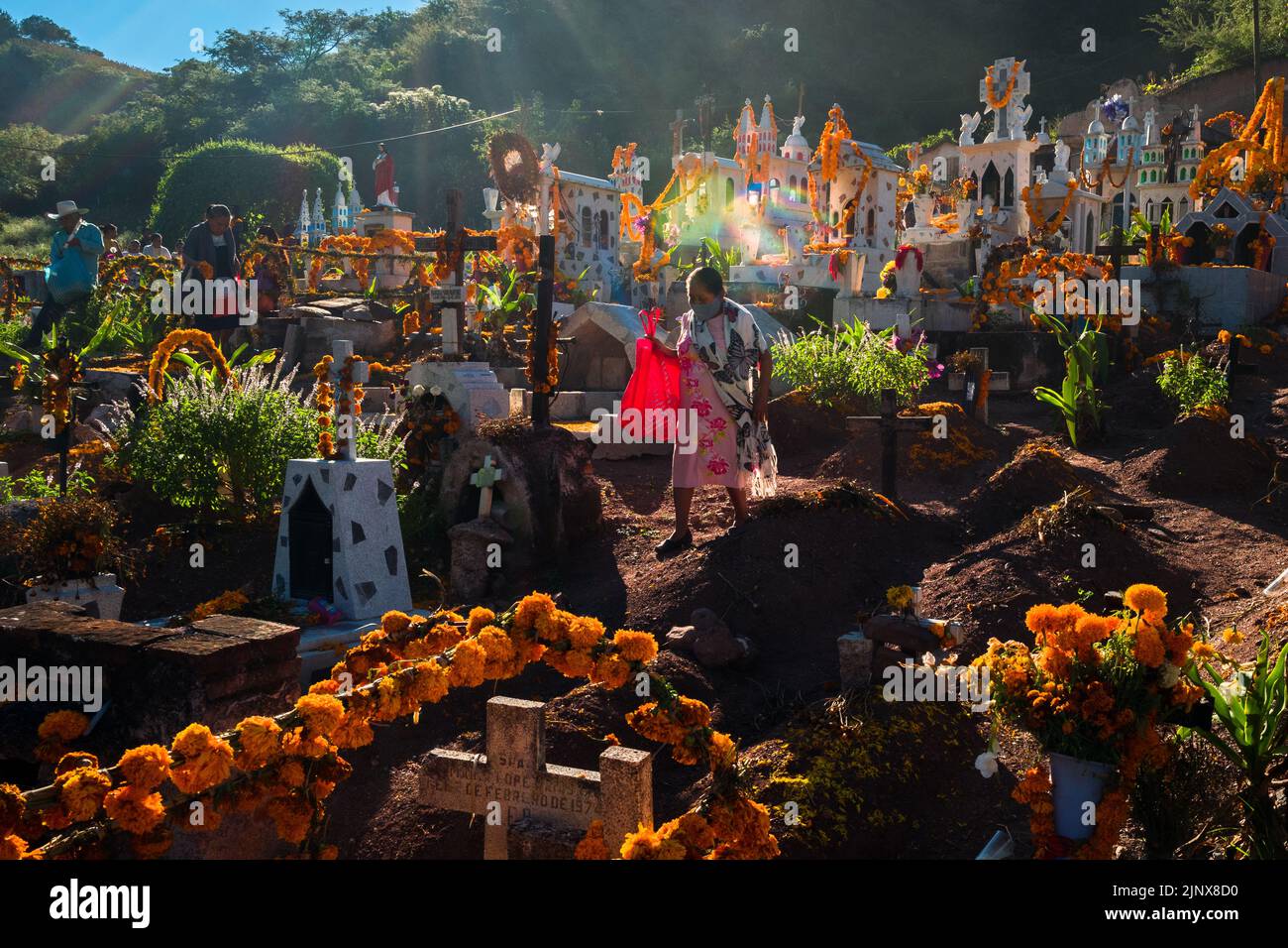 Indígenas mixtecos participan en las celebraciones del Día de los