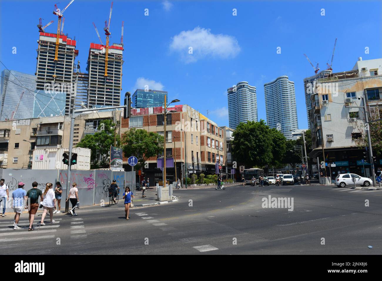 Tel-Aviv, Israel. Julio 2022. Las torres de referencia en contracción. Vista de los edificios de la calle Ibn Gabirol. Foto de stock