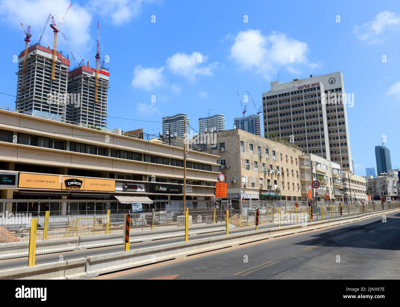 Tel-Aviv, Israel. Julio 2022. Las torres de referencia en contracción. Vista de los edificios de la calle Ibn Gabirol. Foto de stock