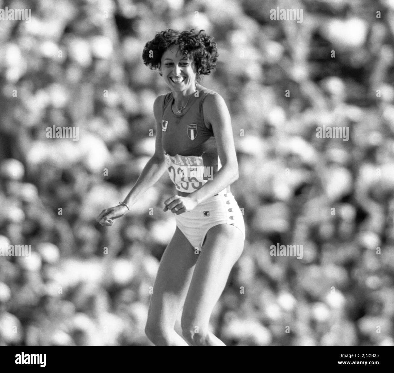 JUEGOS OLÍMPICOS DE VERANO EN LOS ÁNGELES 1984 SARA SIMEONI Italia medallista de plata de salto alto Foto de stock