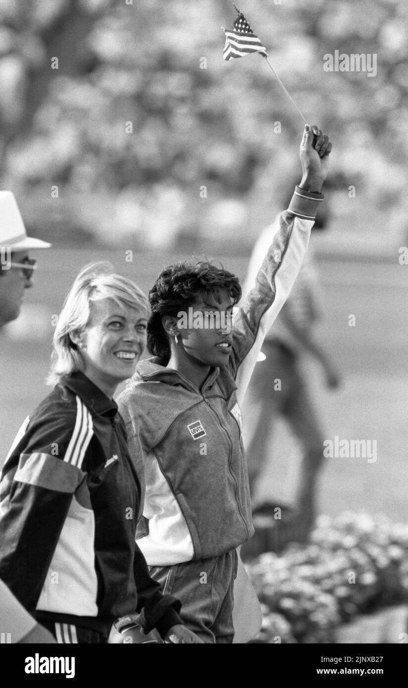 JUEGOS OLÍMPICOS DE VERANO EN LOS ÁNGELES 1984 Shirley Strong England segundo y Kim Turner USA tercero en el umbral de 100 m. Foto de stock