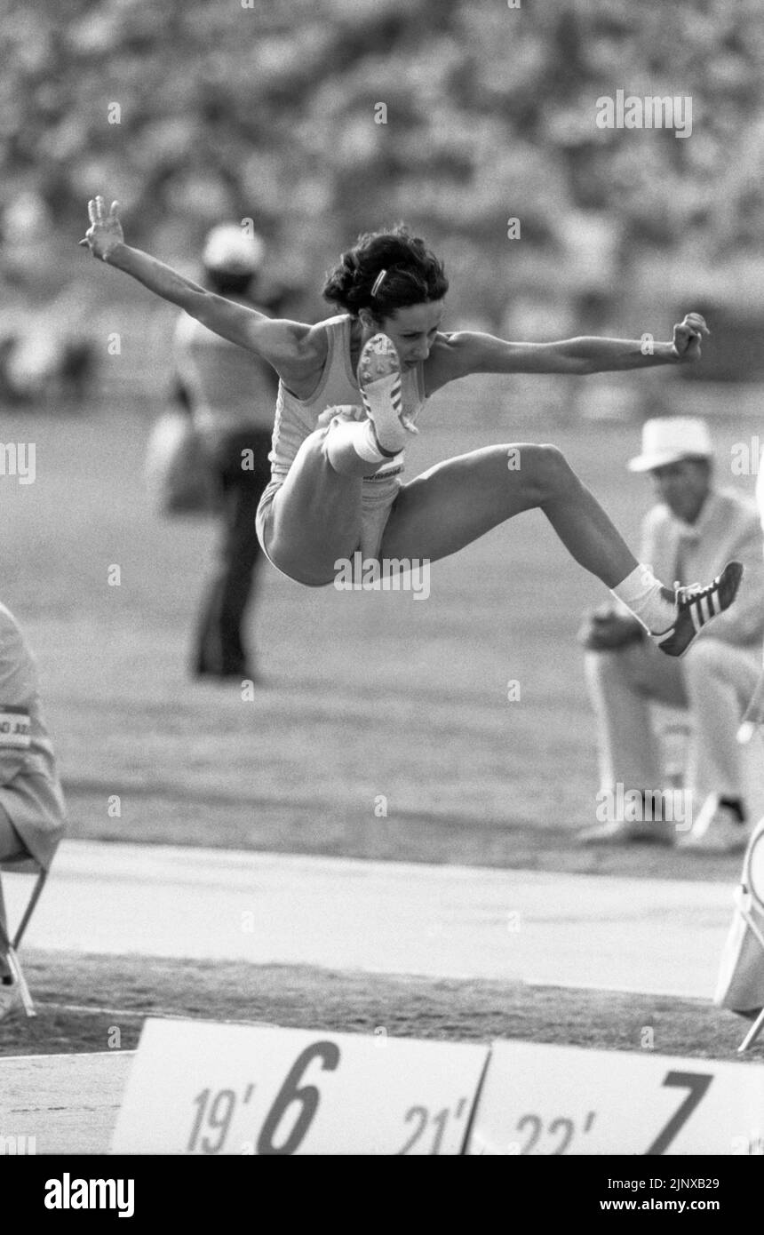 JUEGOS OLÍMPICOS DE VERANO EN LOS ÁNGELES 1984 Vali Ionescu Rumania atleta salto largo ganar plata Foto de stock