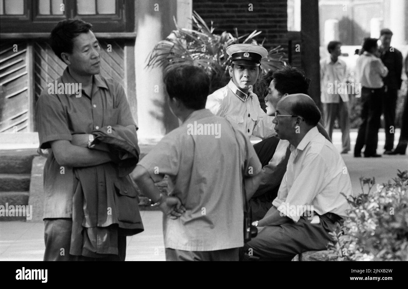 LOS oficiales de policía DE XIAN CHINA tienen un descanso durante el trabajo de seguridad y vigilancia Foto de stock