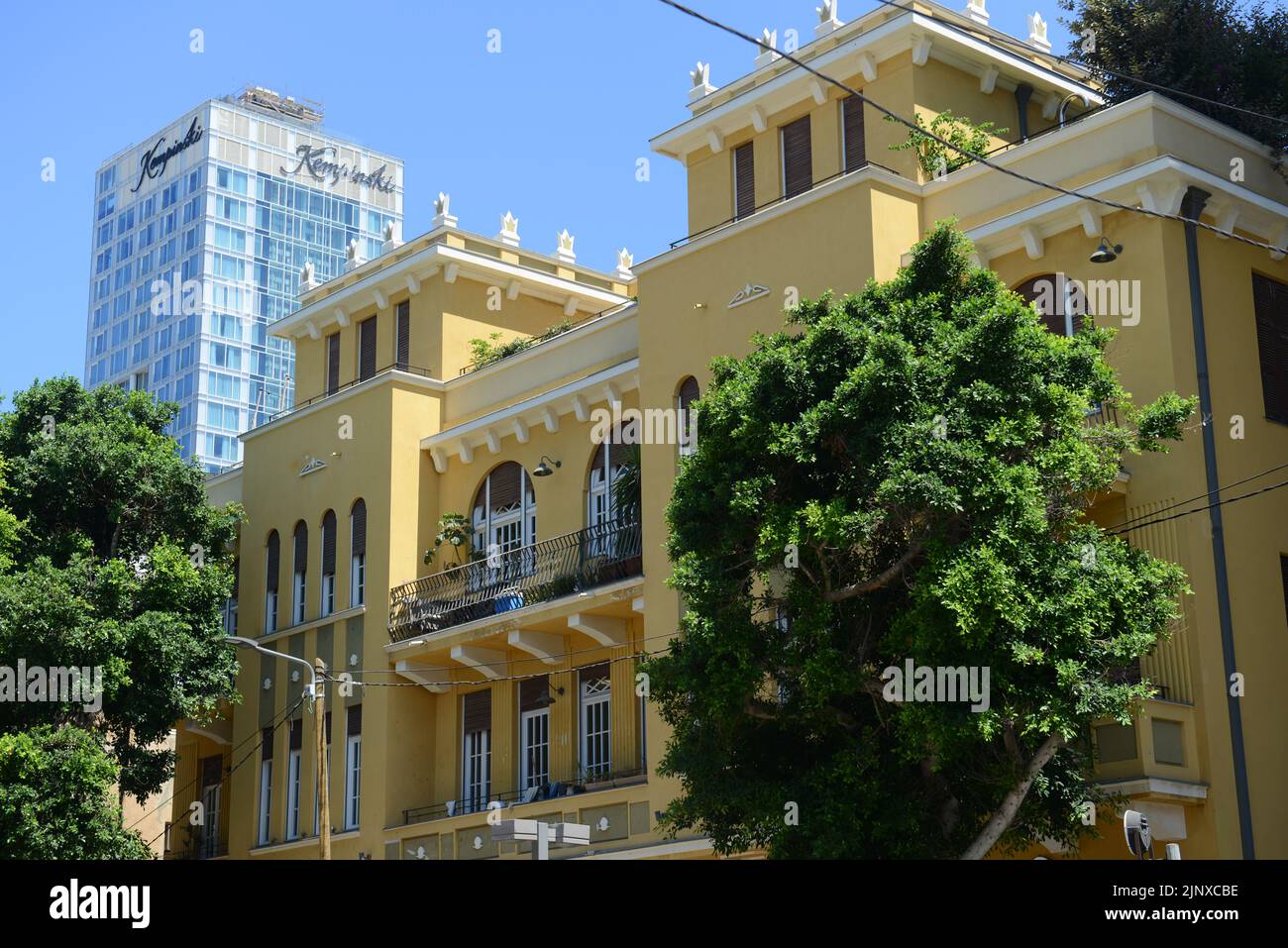El moderno hotel Kempinski y un hermoso edificio histórico en Allenby St en Tel Aviv, Israel. Foto de stock