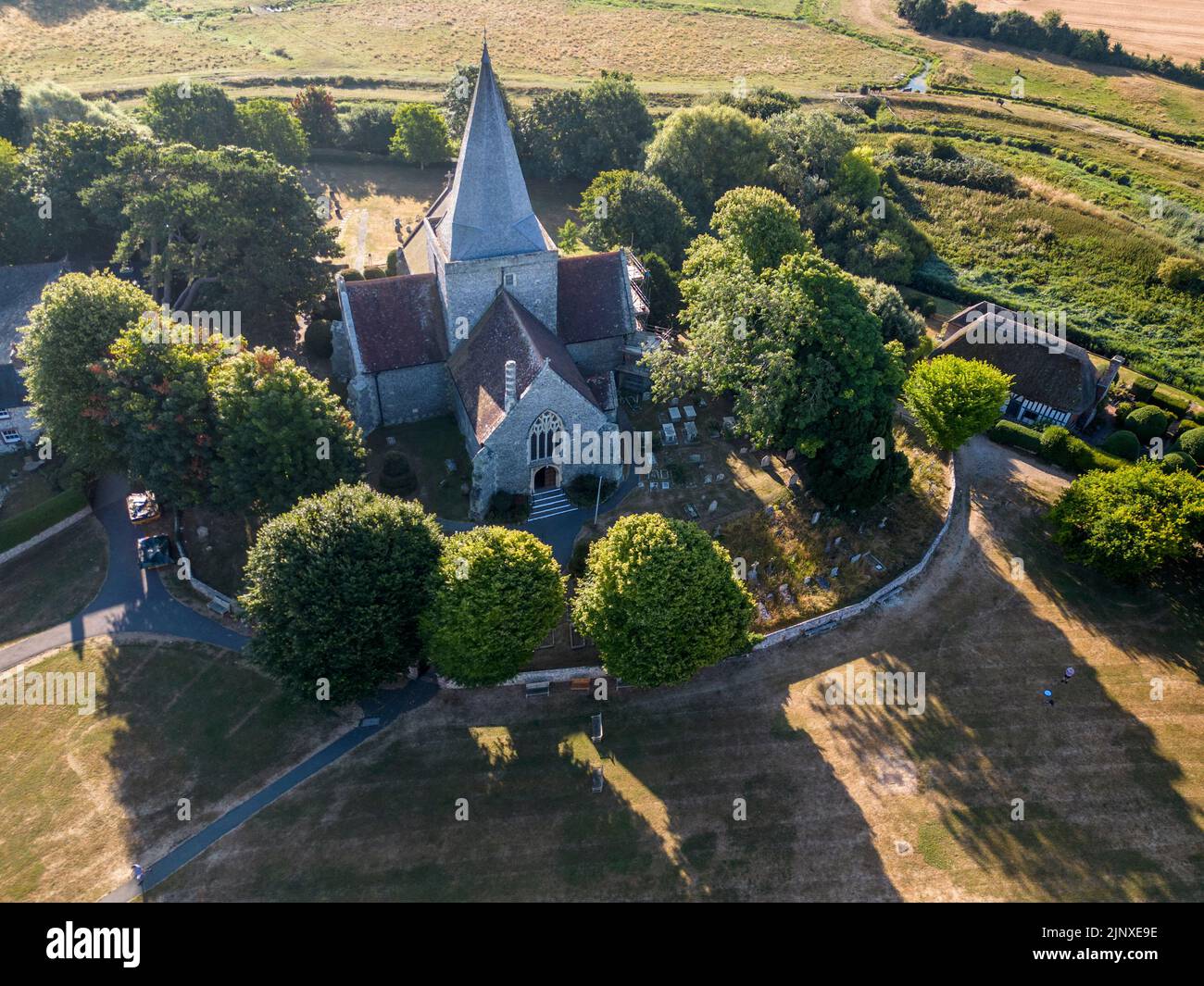 vistas aéreas a través de alfriston y la iglesia de st andrews en el sur del parque nacional sussex Foto de stock