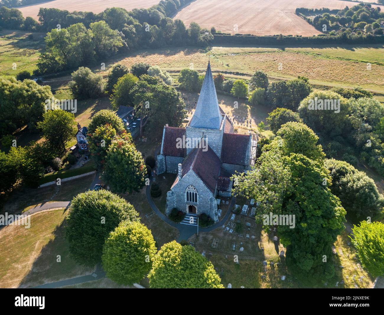 vistas aéreas a través de alfriston y la iglesia de st andrews en el sur del parque nacional sussex Foto de stock