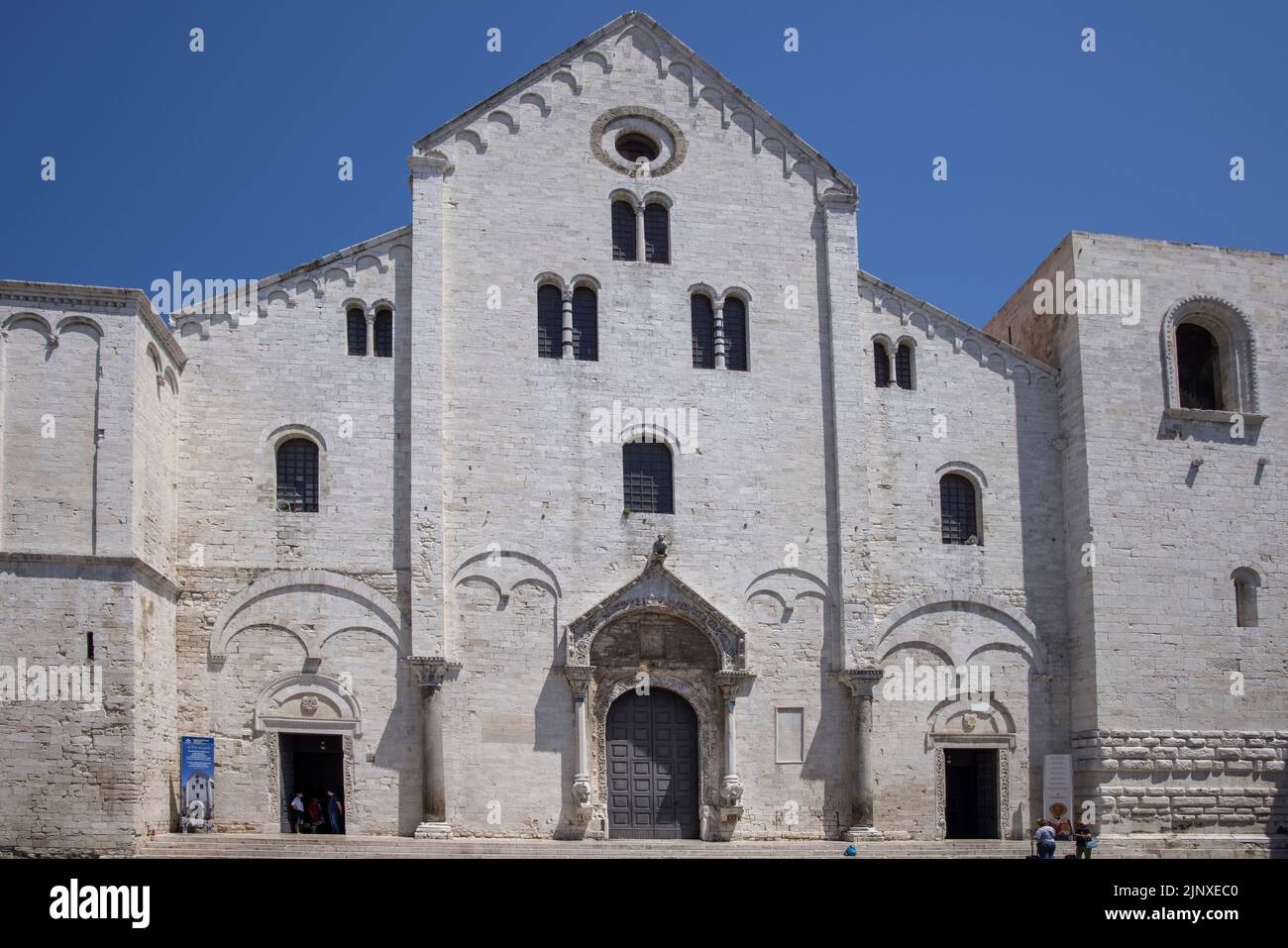 la basílica del siglo 11th di san nicola a veces llamado la catedral del padre de navidad en bari puglia italia Foto de stock