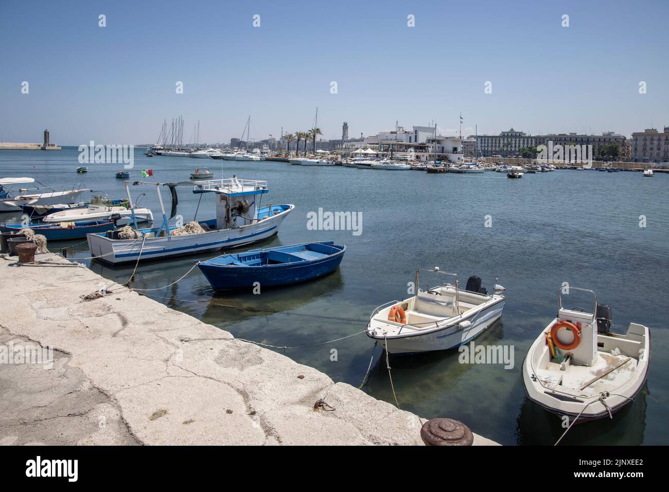 el buen puerto y puerto frente en bari en el mar adriático puglia italia Foto de stock