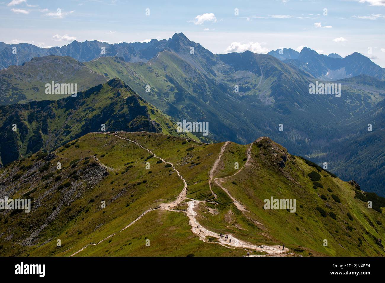 Rutas de senderismo en la cresta de las montañas Tatry cerca de Zakopane, Polonia Foto de stock