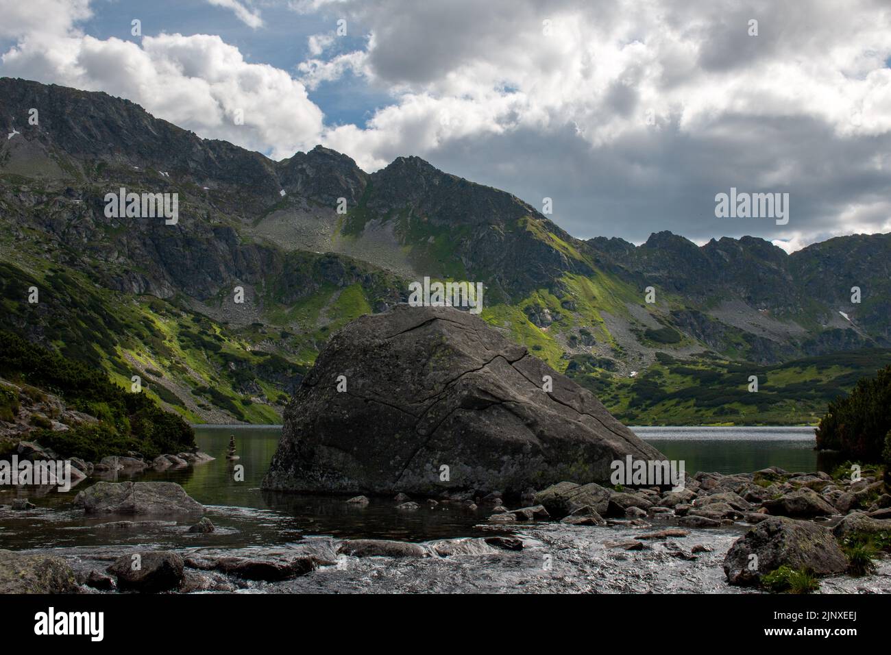 Una gran roca en el lago Wielki Staw en el valle de los cinco lagos, Polonia Foto de stock