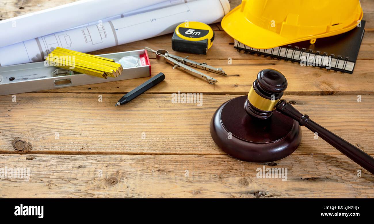 Concepto de derecho laboral y de construcción. Juzgue el martillo y las herramientas de ingeniería sobre una mesa de madera, a la vista de cerca. Foto de stock