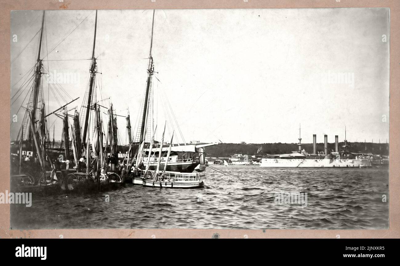 Tarjeta de gabinete sin fecha que muestra el USS Brooklyn en el puerto. En primer plano se encuentran los diversos barcos utilizados para transportar personas por el puerto ( por inscripción en el reverso de la foto ) Foto de stock