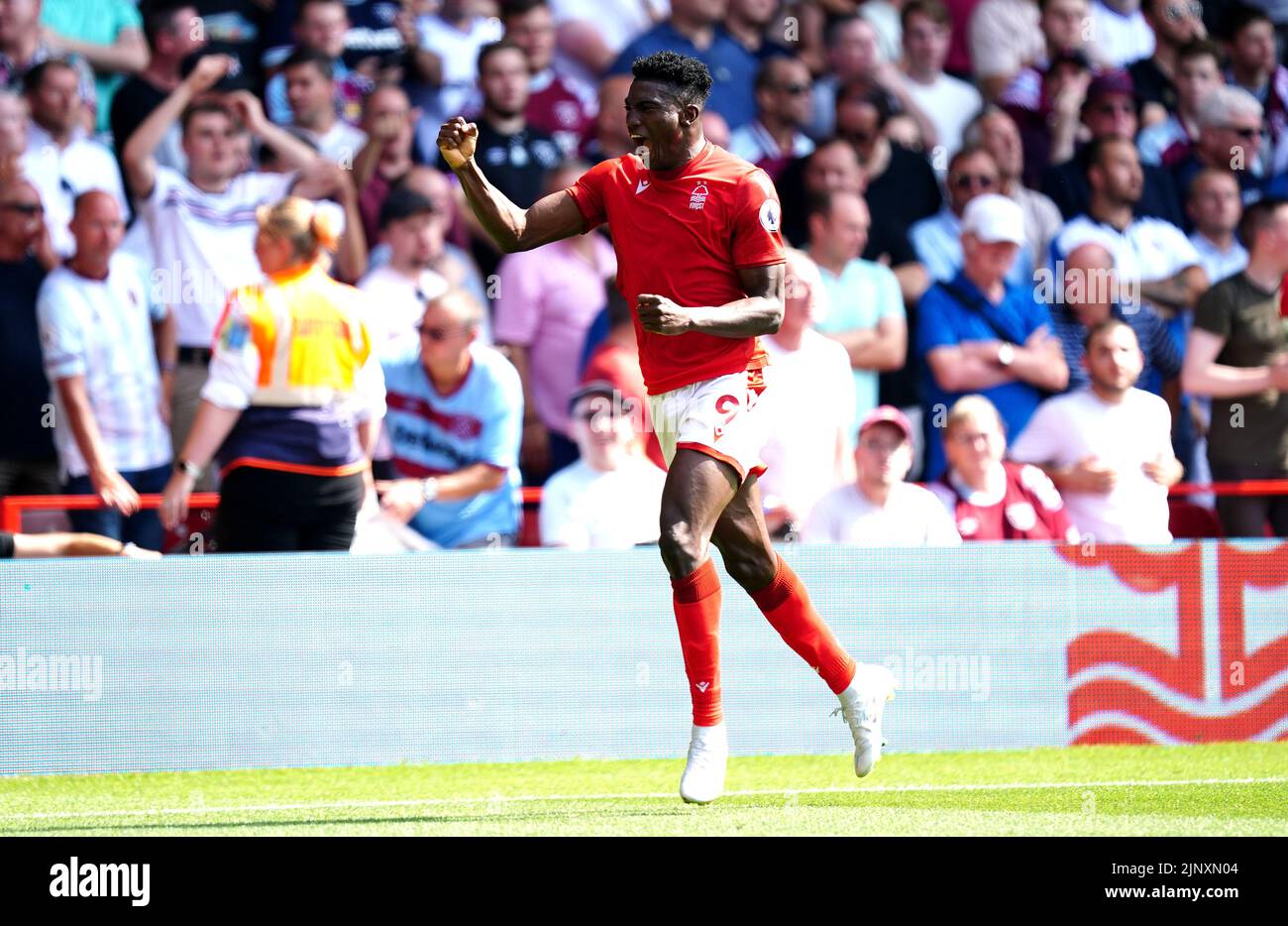 Taiwo Awoniyi, de Nottingham Forest, celebra el primer gol de su equipo durante el partido de la Premier League en el City Ground, Nottingham. Fecha de la foto: Domingo 14 de agosto de 2022. Foto de stock