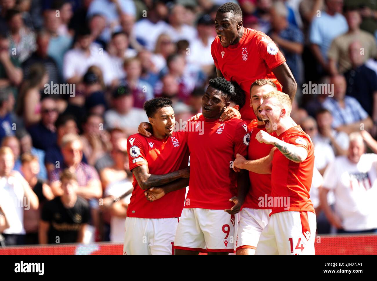Taiwo Awoniyi (centro) de Nottingham Forest celebra el primer gol de su equipo con compañeros durante el partido de la Premier League en el City Ground, Nottingham. Fecha de la foto: Domingo 14 de agosto de 2022. Foto de stock