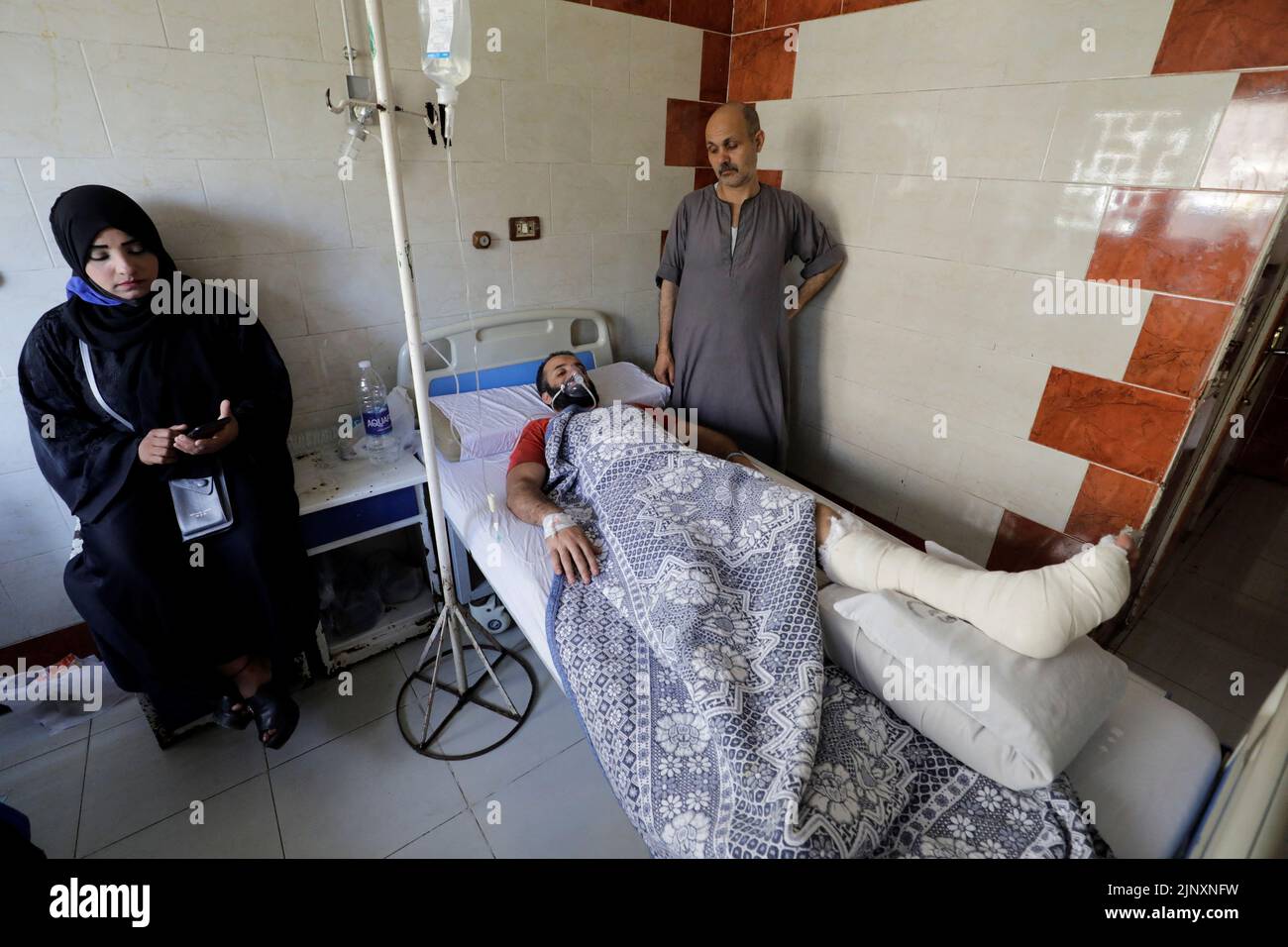 Una víctima del incendio mortal que estalló en la iglesia de Abu Sifin recibe tratamiento médico en un hospital de Giza, Egipto, el 14 de agosto de 2022. REUTERS/Mohamed Abd El Ghany Foto de stock