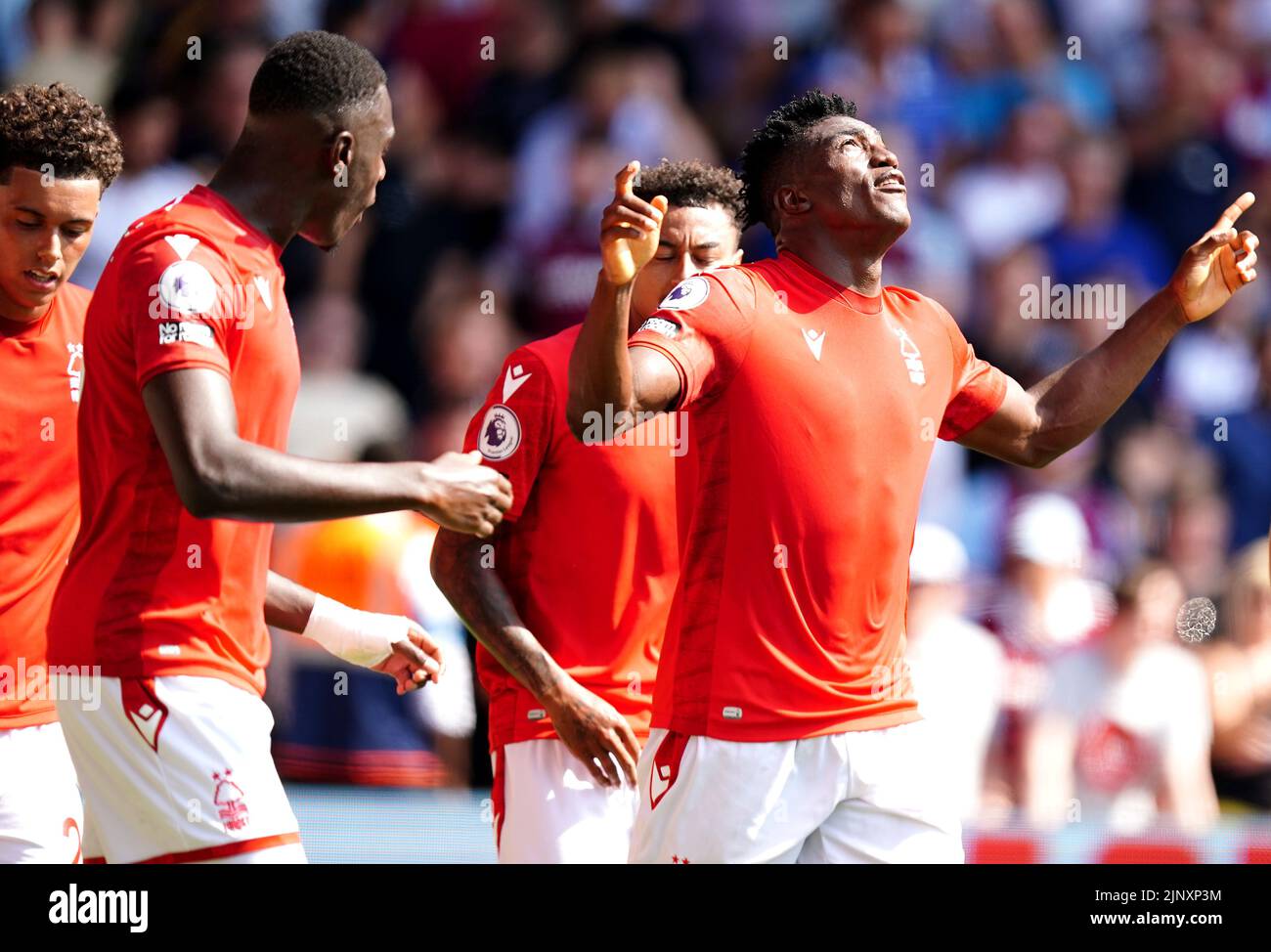 Taiwo Awoniyi (derecha) de Nottingham Forest celebra el primer gol de su equipo con compañeros durante el partido de la Premier League en el City Ground, Nottingham. Fecha de la foto: Domingo 14 de agosto de 2022. Foto de stock
