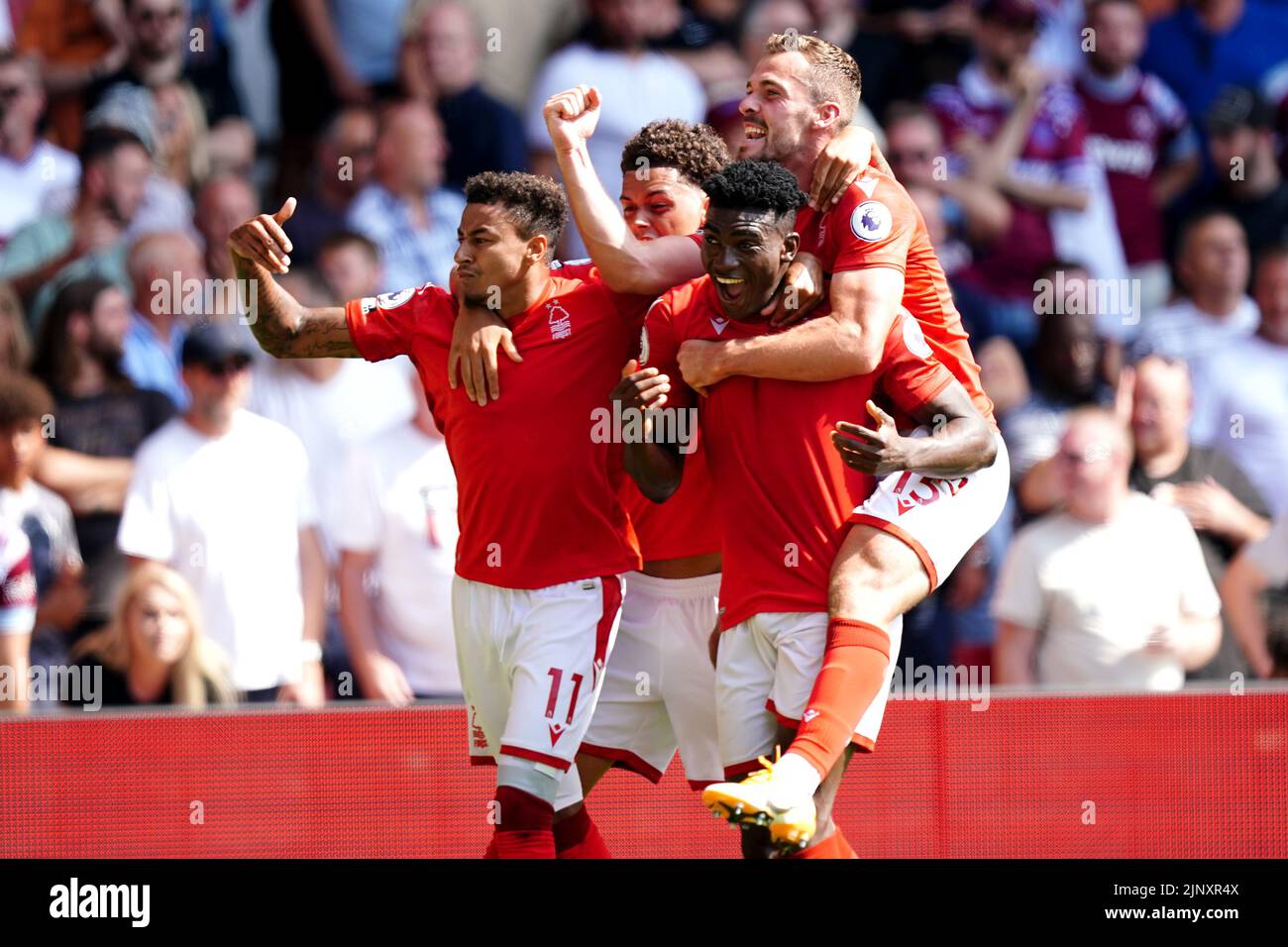 Taiwo Awoniyi (centro) de Nottingham Forest celebra el primer gol de su equipo con compañeros durante el partido de la Premier League en el City Ground, Nottingham. Fecha de la foto: Domingo 14 de agosto de 2022. Foto de stock